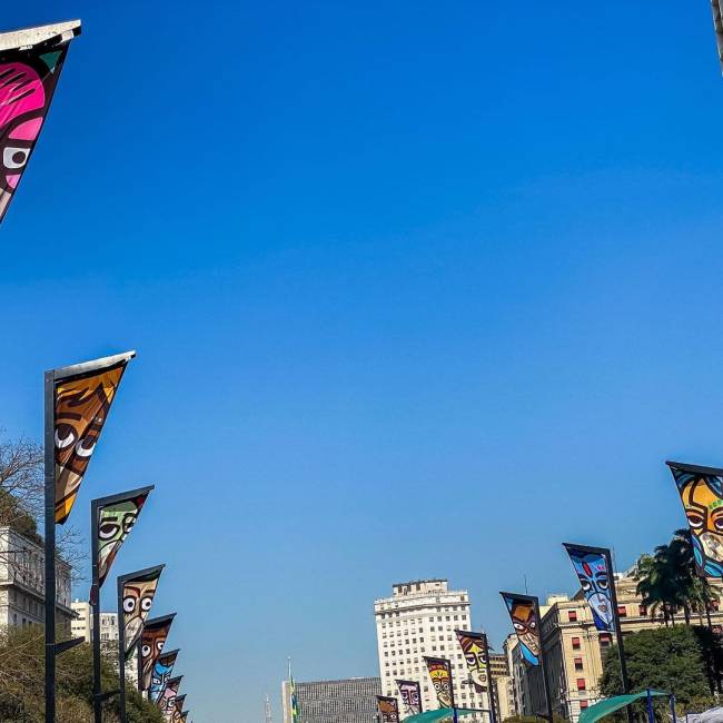 A imagem mostra bandeirolas, que fazem parte de projeto artístico do Vale d Anhangabaú