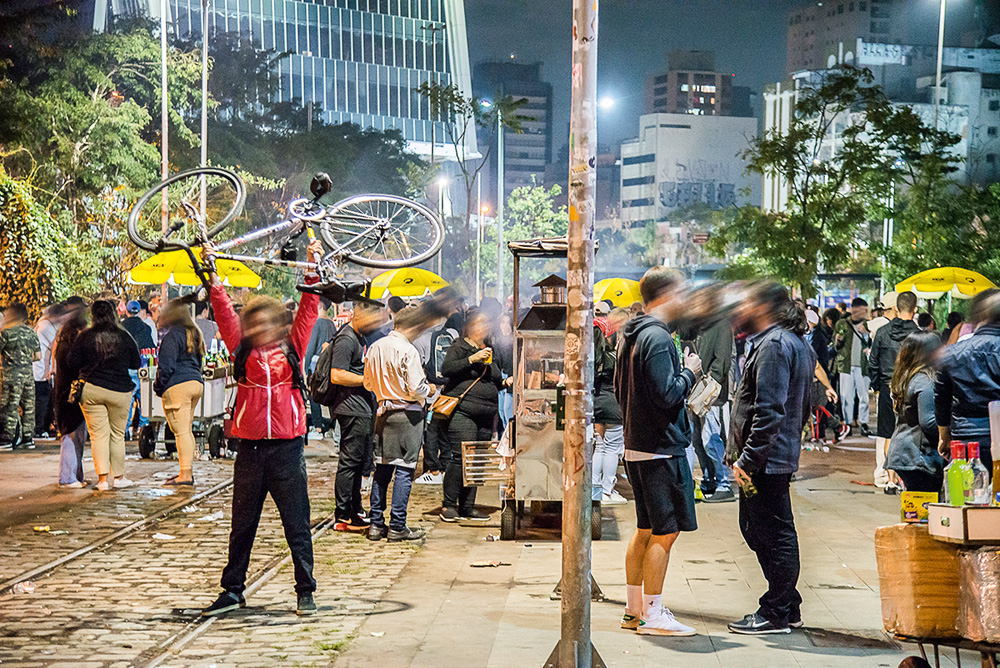 muitas pessoas bebendo e conversando em aglomeração de rua durante a pandemia no largo da batata