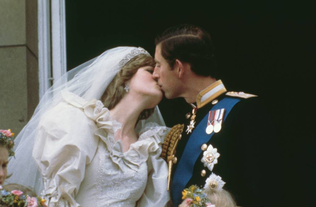 close do Príncipe Charles beijando sua esposa, a Princesa Diana na varanda do Palácio de Buckingham