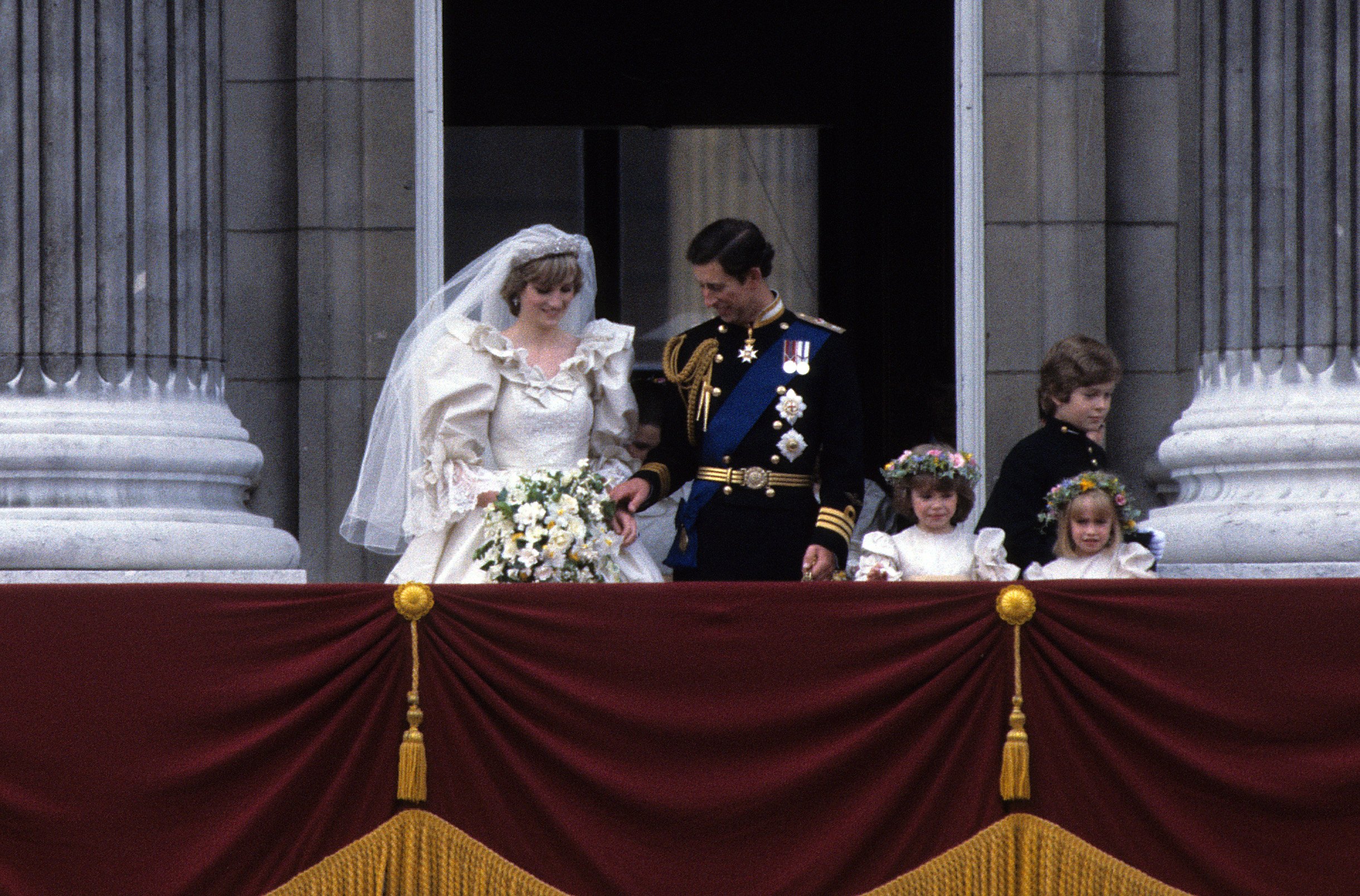 Príncipe Charles e Princesa Diana na varanda do Palácio de Buckingham com um de seus mensageiros, Lorde Nicholas Windsor, e duas de suas damas de honra, Catherine Cameron (à esq) e Clementine Hambro (à dir), após a cerimônia de casamento