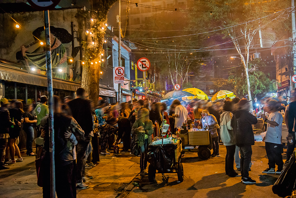 muitas pessoas bebendo e conversando em aglomeração de rua durante a pandemia na rua guaicuí, em pinheiros