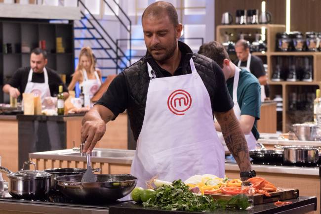 Diogo Nogueira cozinhando no programa MasterChef Brasil.