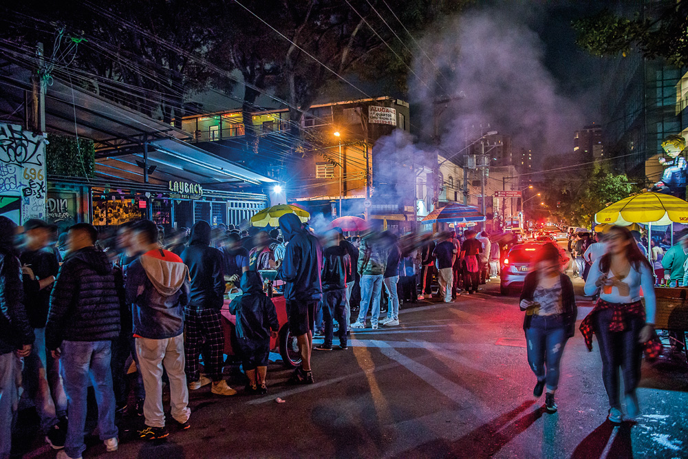 muitas pessoas bebendo e conversando em aglomeração de rua durante a pandemia na rua padre carvalho, em pinheiros