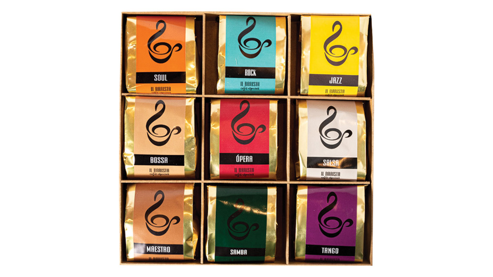 Caixa de madeira com nove variedades de café do IL Barista Cafés Especiais em fundo branco.