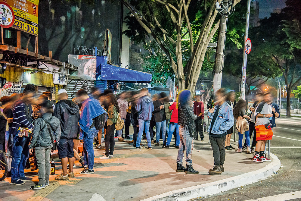 muitas pessoas bebendo e conversando em aglomeração de rua durante a pandemia na vila buarque
