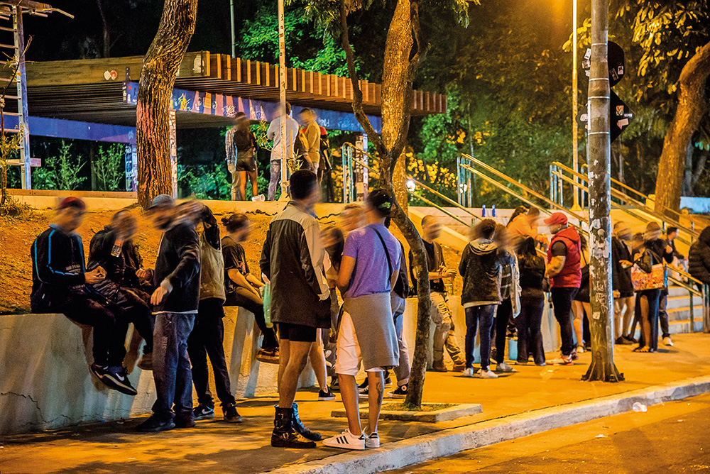 muitas pessoas bebendo e conversando em aglomeração de rua durante a pandemia na praça roosevelt