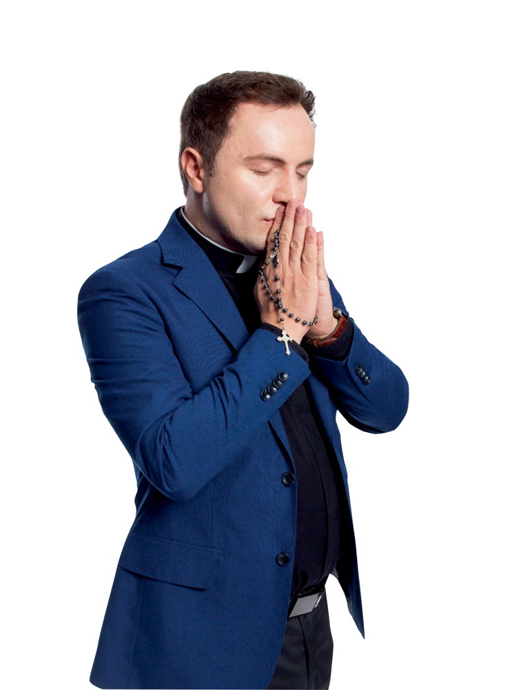 Homem de terno azul faz símbolo de rezar em frente ao peito com os olhos fechados