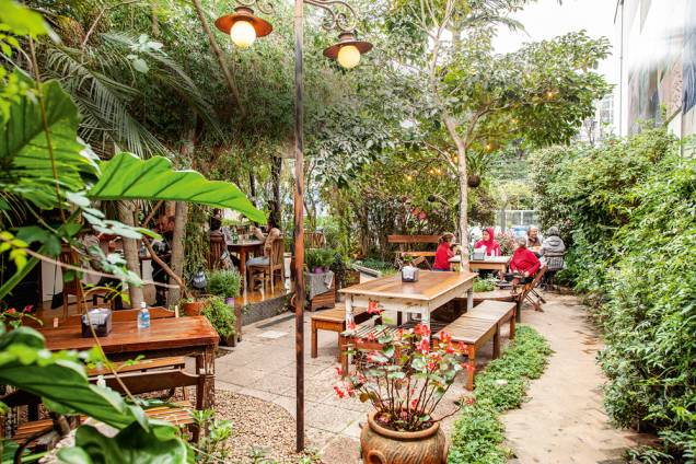 Jardim de antiga residência: restaurante e espaço cultural