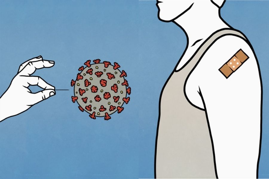arte de mão com alfinete prestes a estourar coronavírus à esquerda da imagem e, à direita, uma pessoa de pé com bandaid colado no braço conotando que foi vacinada contra a covid-19