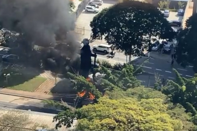 O Borba Gato, em São Paulo: grupo ateia fogo em estátua do bandeirante