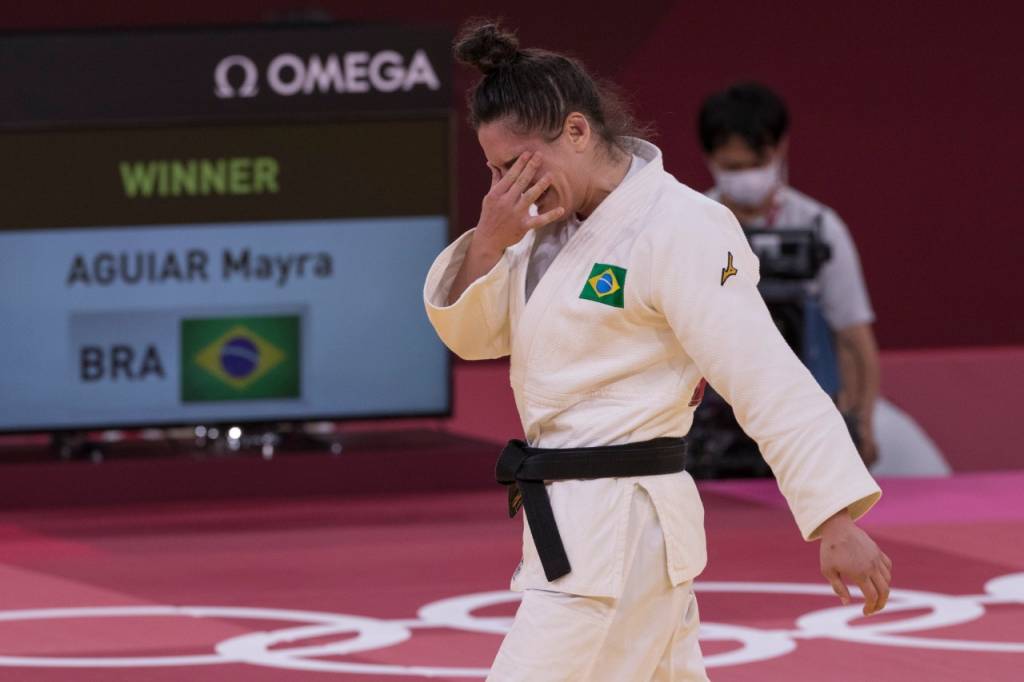 A judoca Mayra Aguiar chorando