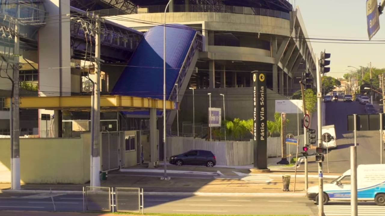 A imagem mostra a fachada da estação Vila Sônia