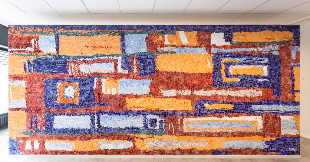 Glass Tesserae Panel, painel da Oficina de Mosaicos: foto exibe painel colorido e abstrato com formatos geométricos retangulares em tons de laranja, vermelho, bege e azul.