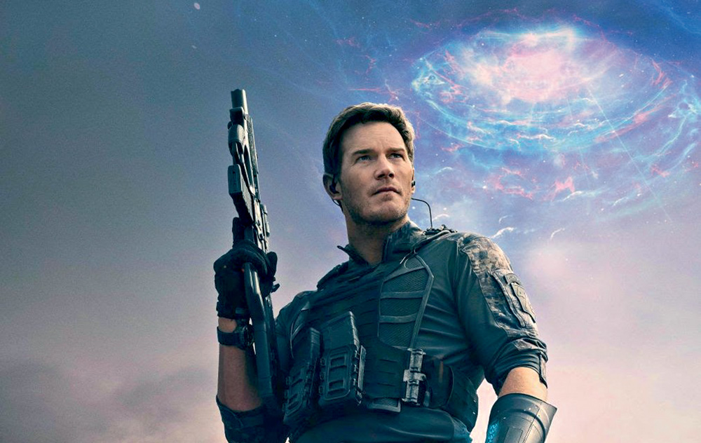 A imagem mostra Chris Pratt, com um uniforme espacial, segurando uma arma enquanto olha para o horizonte