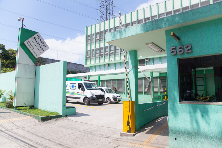 Imagem mostra fachada do hospital municipal Ignácio Proença de Gouveia, com duas ambulâncias em sua garagem