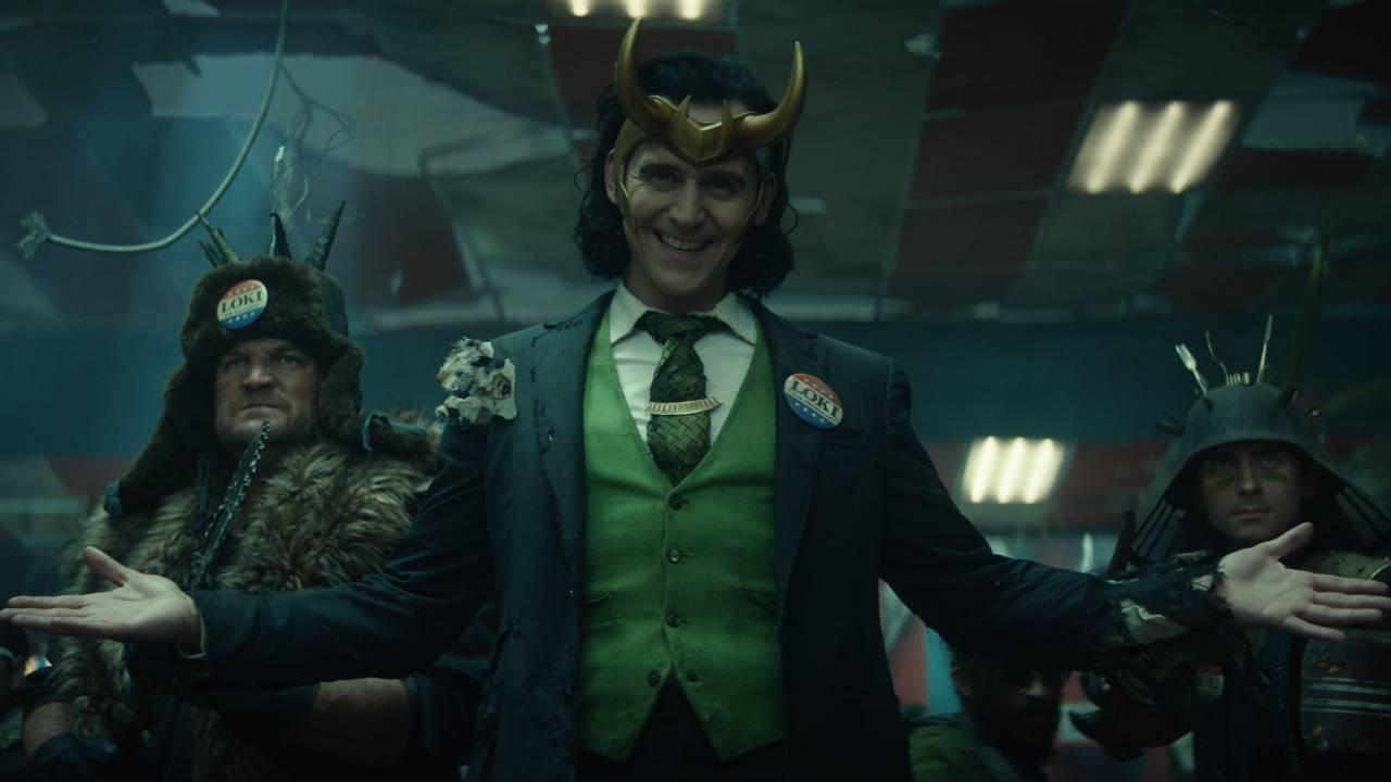 Tom Hiddleston, o Loki, ao lado das versões de si mesmo em cena da série