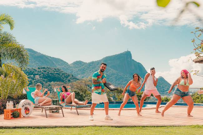Casa Malibu Frame do clipe Beat Malibu do Dennis DJ à beira de uma piscina.