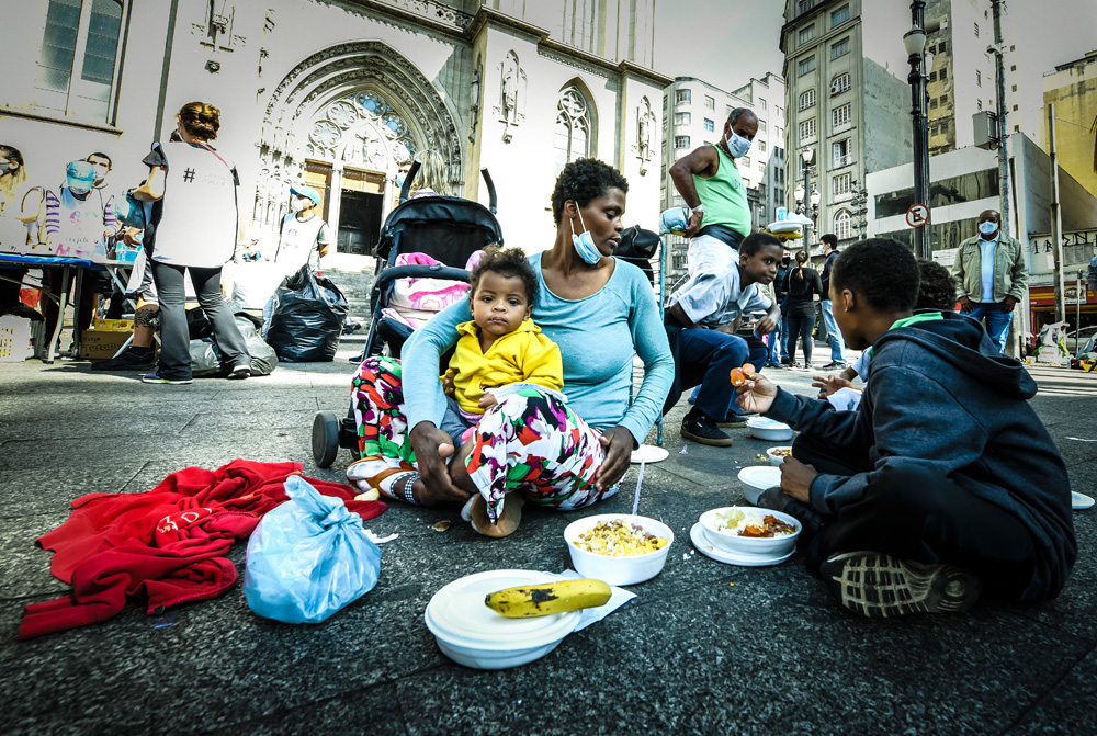 SE_PROJETOLIFE_17 Sem emprego e sem comida, famílias inteiras saem da periferia para viver nas calçadas do Centro