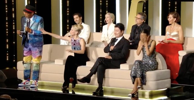 Spike Lee, com terno colorido, aparece com integrantes do júri do Festival de Cannes