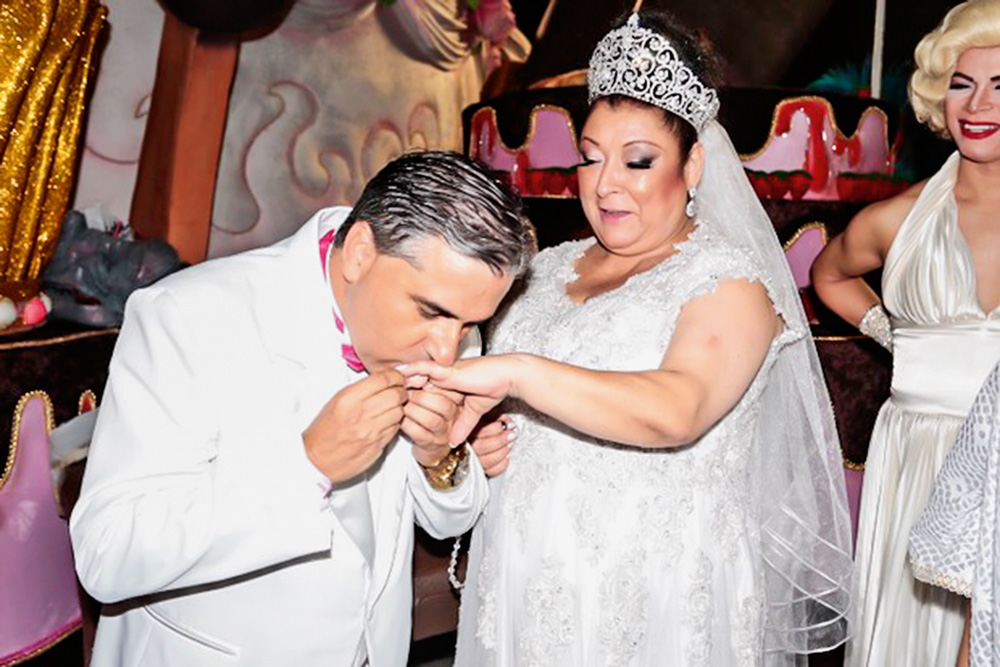 sérgio beijando a mão de angelina durante a cerimônia do casamento