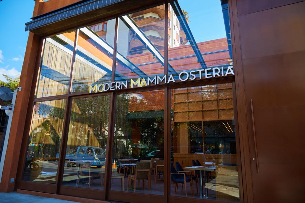 Fachada de vidro do restaurante Moma - Modern Mamma Osteria em Pinheios.