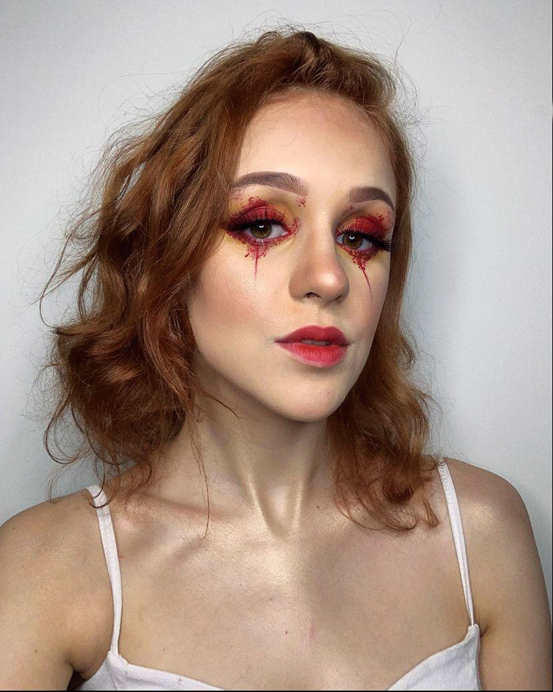 Giulia Tognoni – influenciadores TikTok Menina ruiva está com maquiagem forte; sombra nos olhos é vermelha. Foto é uma selfie