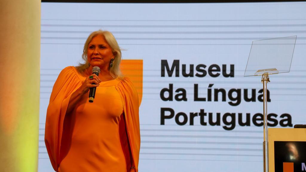 Fafá de Belém Imagem mostrando Fafá de Belém com um microfone