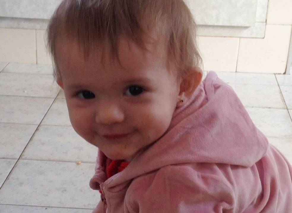 Bebê se afoga em balde com água no interior