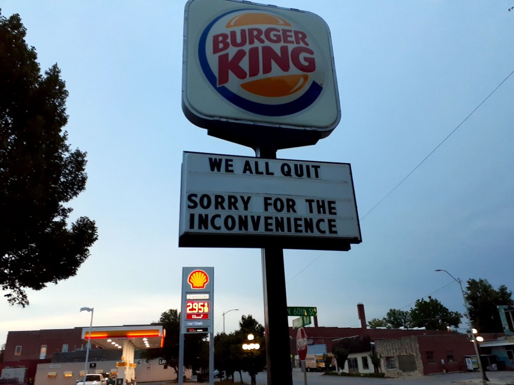 Imagem mostra símbolo da rede Burger King, em fachada de unidade do fast food, com letreiro que diz: "we all quit, sorry for the inconvenience"