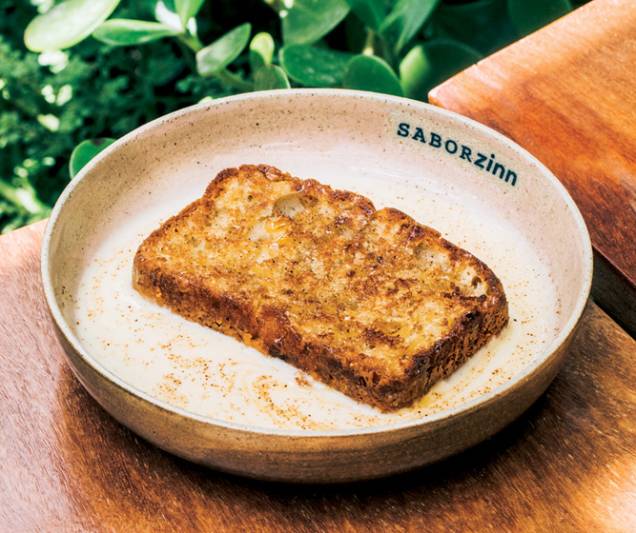 Bolo de maçã: tostado na chapa e servido com creme inglês Bolo de maçã: tostado na chapa e servido com creme inglês