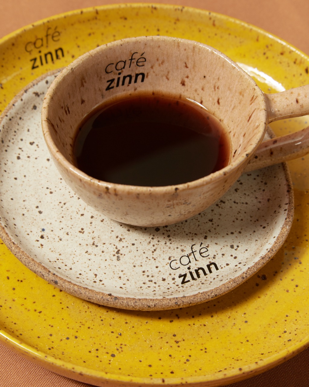 Café coado em xícara parda de cerâmica