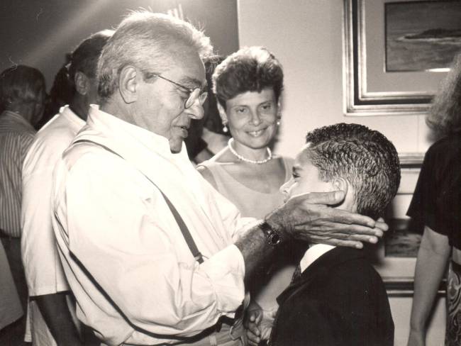Foto preto e branco de Chico Anysio segurando as bochechas do filho Cícero Chaves.