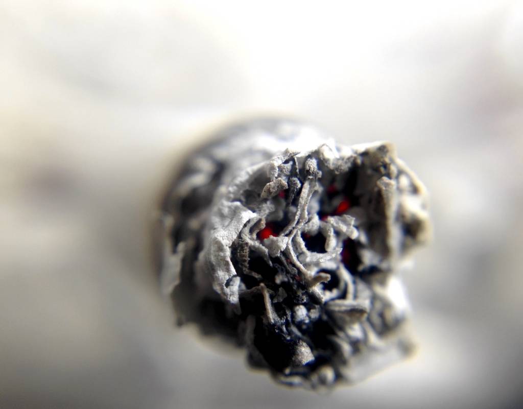Imagem mostra bituca de cigarro parcialmente queimada
