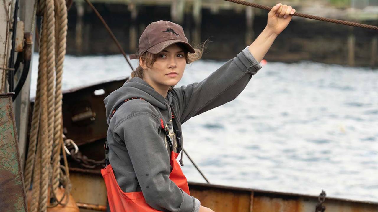 Atriz Emilia Jones, de No Ritmo do Coração, encontra-se em um barco em cena do filme