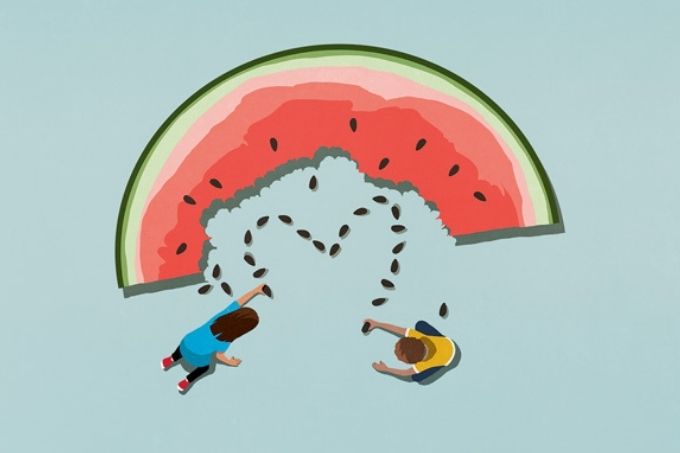 desenho de visão aérea de duas crianças fazendo um coração com sementes de uma melancia gigante, que está à frente delas. o fundo é azul