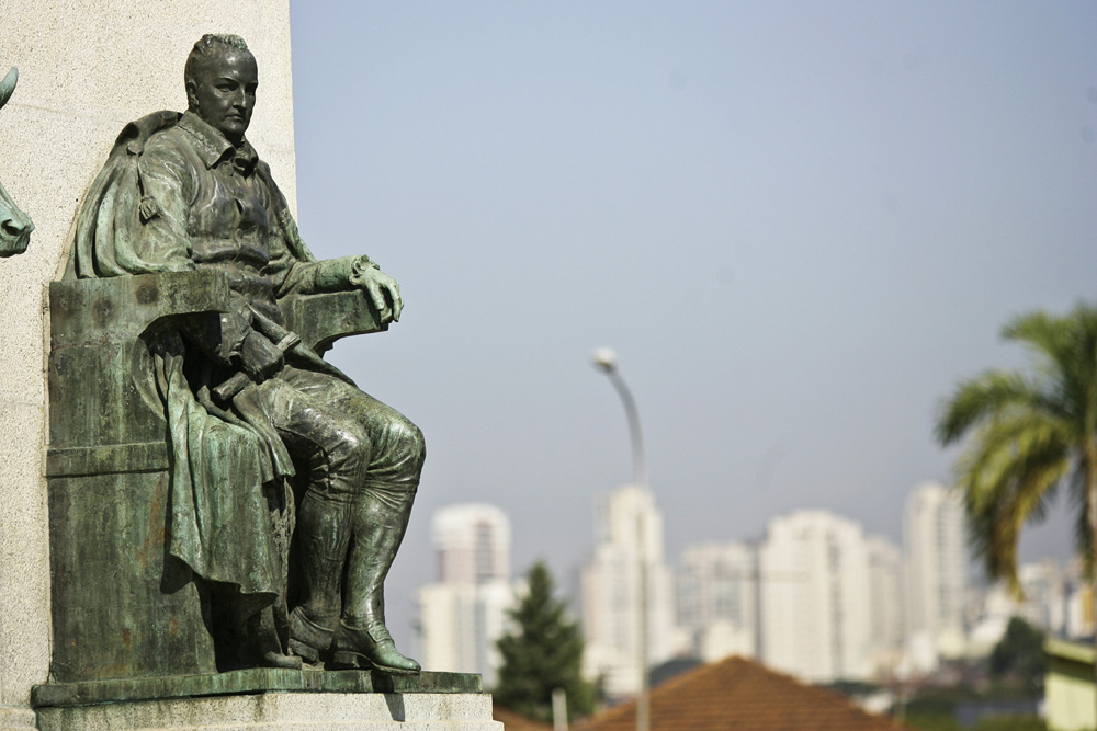 Estátua de Diogo Antônio Feijó, em frente ao Museu do Ipiranga
