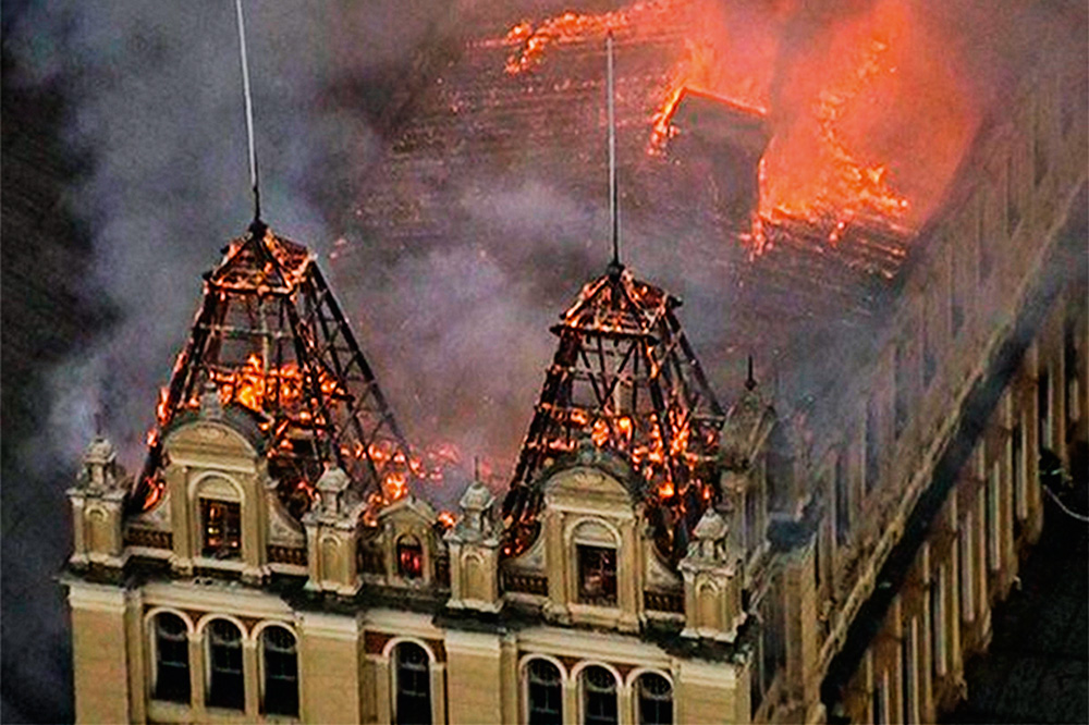 foto aérea de chamas consumindo a estrutura do museu da língua portuguesa, em 2015