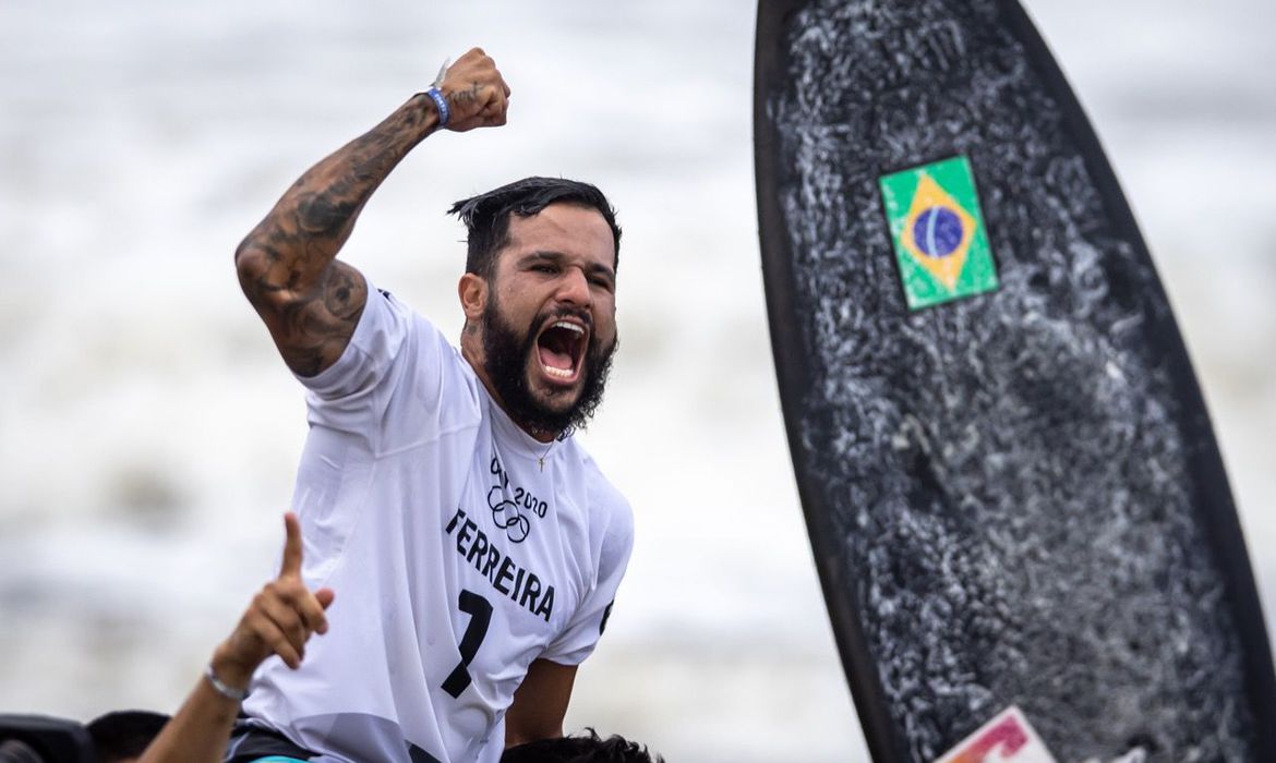 A imagem mostra o surfista Ítalo Ferreira comemorando vitória