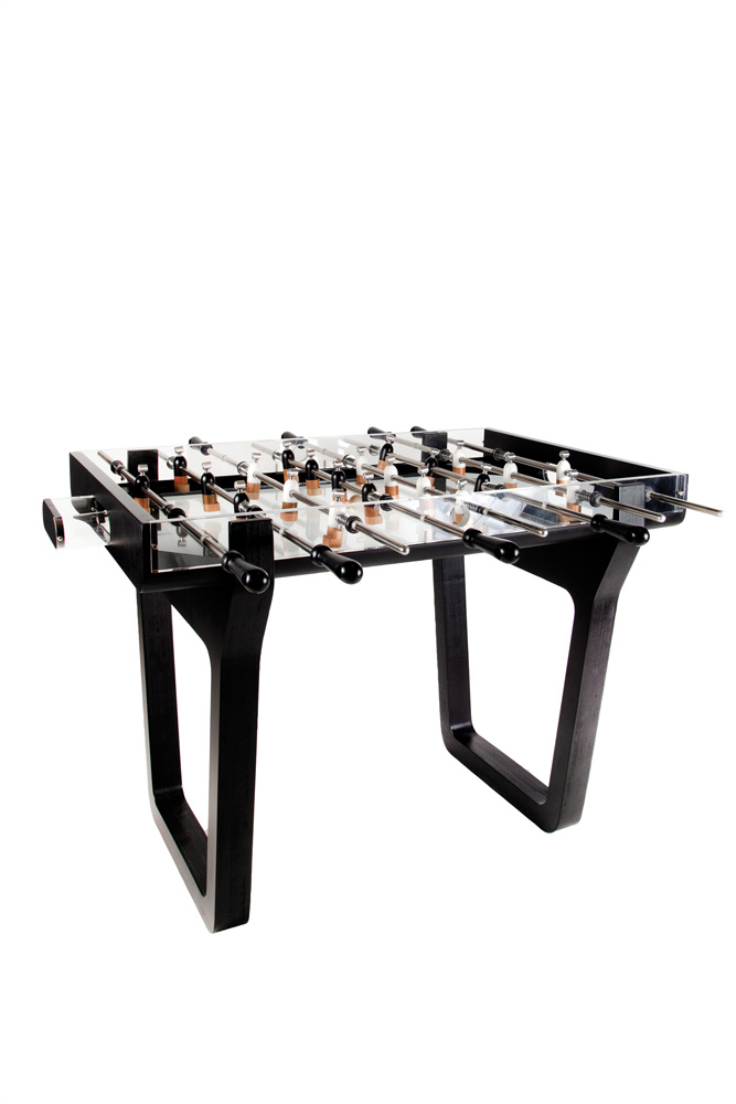 mesa de pebolim versão deluxe, construída com acrílico, metal e vidro, com fundo branco