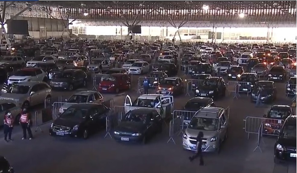 A imagem mostra centenas de carros estacionados no Anhembi