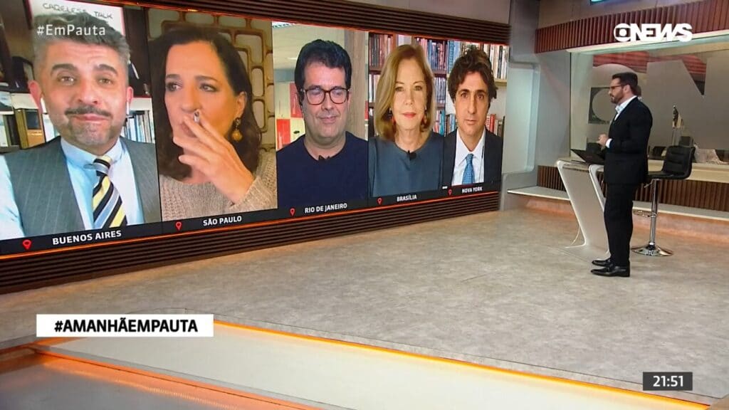 A imagem mostra a jornalista Monica Waldvoguel durante telejornal fumando