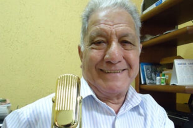 Foto de Mário com troféu de dublagem