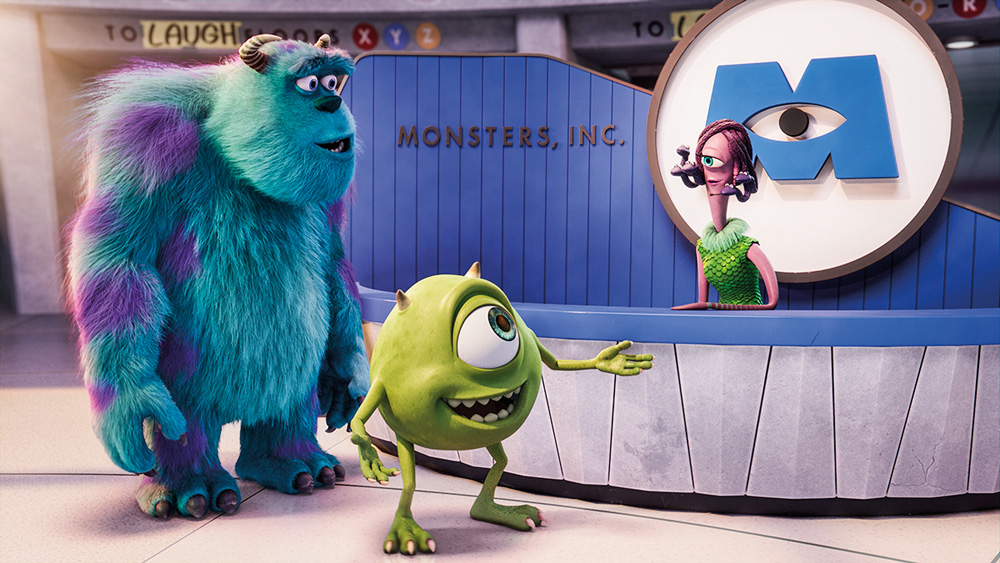 A imagem mostra os personagens Mike e Sulley, na animação, conversando com uma secretária em um balcão na série de animação