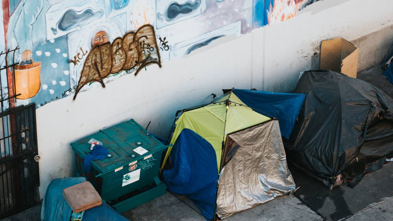 A imagem mostra barracas usadas por pessoas em situação de rua
