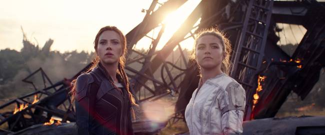 Atrizes Scarlett Johansson e Florence Pugh olhando para a câmera