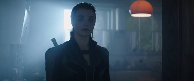viuvanegra Rachel Weisz em um cenário escuro do filme Viúva Negra