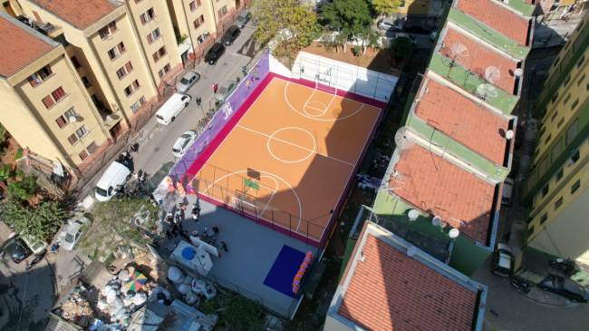 Visão geral e aérea da quadra de basquete na comunidade de Heliópolis