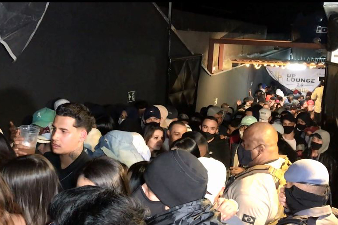 Print de vídeo de pessoas aglomeradas saindo de festa clandestina em São Paulo.