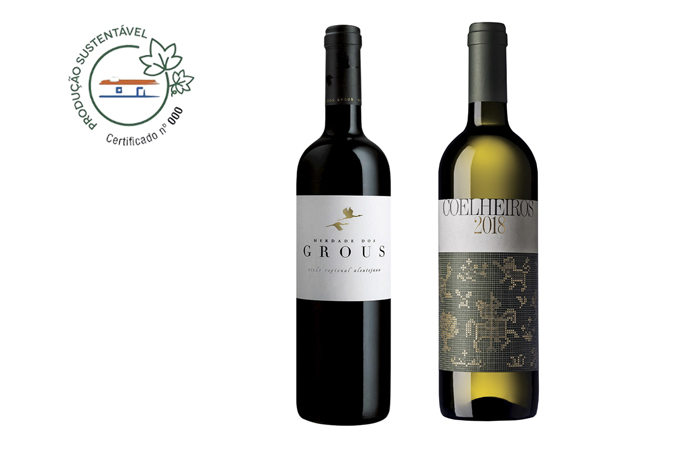 Garrafas dos vinhos Coelheiros 2018 e Herdade dos Grous ao lado do selo do Programa de Sustentabilidade Vinhos do Alentejo (PSVA).
