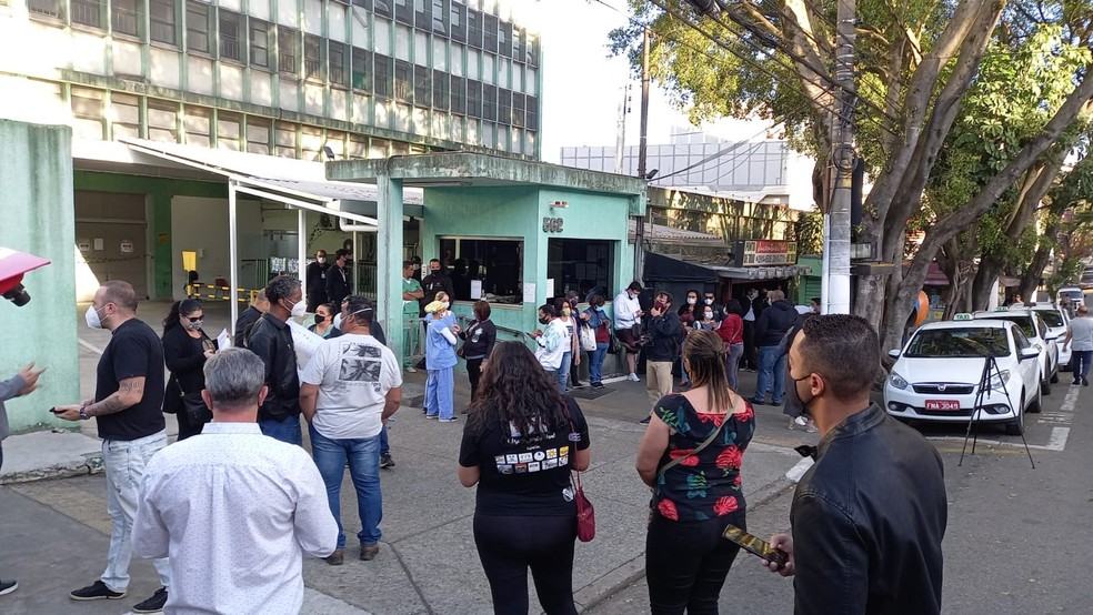 Imagem de funcionários protestando em frente ao Hospital